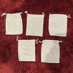 A lot of 5 drawstring Jared The Galleria of Jewelry jewelry bags.